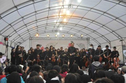 林亭秀 - 東華交響樂團戶外音樂會表演照