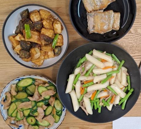 徐錫娟 - 敏豆肉絲炒年糕,皮蛋豆腐,小黃瓜肉片,煎帶魚