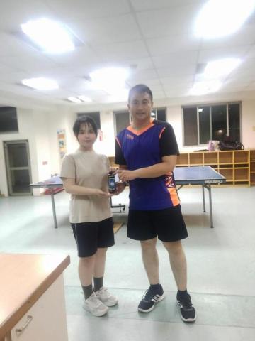 張敬彬 - 小妮是崑科大學生，課業之餘特地來培養專長學習桌球，經過十堂課的訓練，練好基本功
