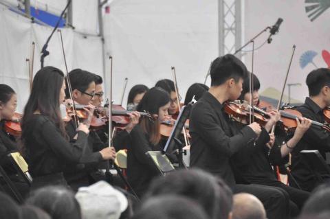 林亭秀 - 東華交響樂團戶外音樂會表演照