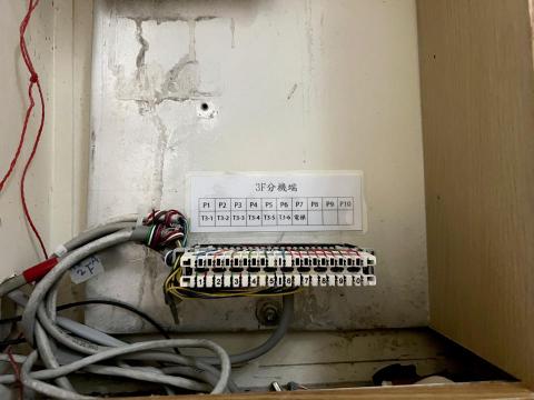 吉克GeekQ - 透天電話線路重整,每層樓新增幹線至總機端,新增C型端子及對照表,日後線路調整及查修更為清楚便利。 吉克GeekQ - 透天電話線路重整,每層樓新增幹線至總機端,新增C型端子及對照表,日後線路調整及查修更為清楚便利。