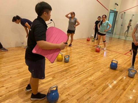 張婕盈 - 剛好之前在上減重團體課程的時候有的照片
一對一教學、團課教學都有教