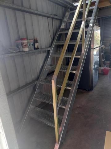 宇誠鐵工所 - 蓮霧園工寮內增設樓梯