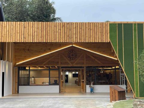 秉立金屬工程有限公司 - 賣場大型招牌完工照