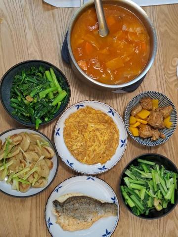 徐錫娟 - 羅宋湯,糖醋排骨,菜脯蛋,芹菜炒麵,煎鱸魚,芥蘭苗,小松菜