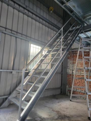 宇誠鐵工所 - 鐵皮屋內增設樓梯