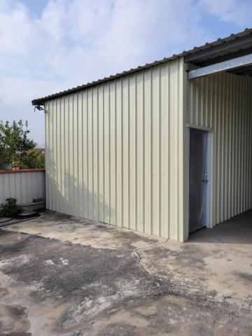 宇誠鐵工所 - 房屋外側原有遮雨棚下增建鐵皮隔間