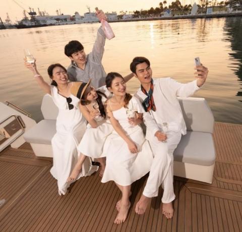 丞欣整合行銷股份有限公司 - 多元拍攝，亦有配合之妝髮師、平面攝影師