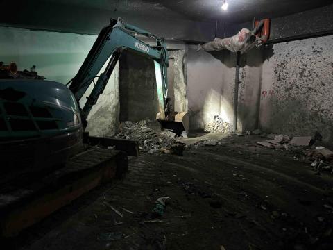 建均工程 - 地下二樓電梯口 清理水泥廢棄物 建均工程 - 地下二樓電梯口 清理水泥廢棄物