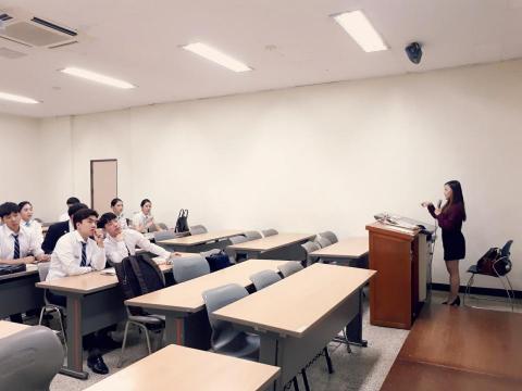 林采薇 - 於韓國湖西大學擔任實習中文老師
