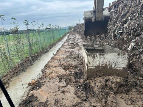 建均工程 - 水泥打低 準備做小水溝 建均工程 - 水泥打低 準備做小水溝