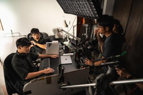 丞欣整合行銷股份有限公司 - 專業的合作拍攝團隊、燈光團隊
從5萬的製作到百萬製作都能提供相對品質的服務