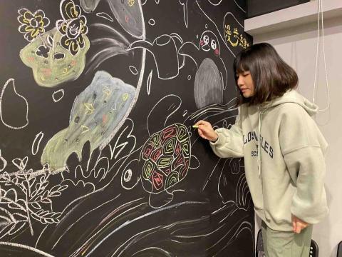 陳采妮｜妮妮老師🎨🌼 - 幫店家繪製壁畫