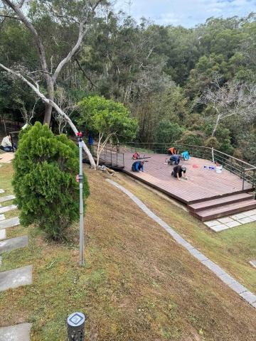 👑皇喬園藝《樹木修剪、伐木整地》 - 景觀台保養上護木漆，施工前