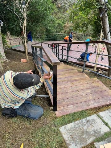 👑皇喬園藝《樹木修剪、伐木整地》 - 景觀台保養上護木漆，施工中