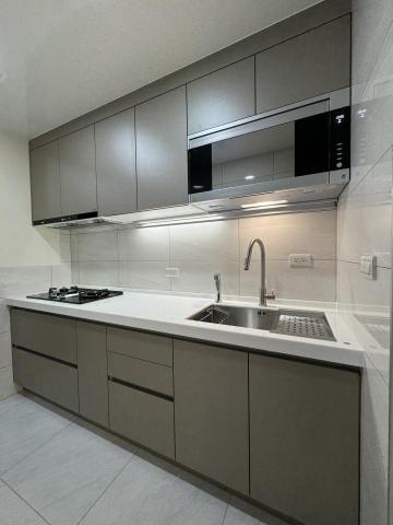 陳富銚 - 墨綠色門板搭配純白檯面，顯得有格調！