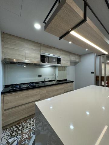 陳富銚 - 淺色系木紋搭配上一點中島燈光，柔和感拉滿