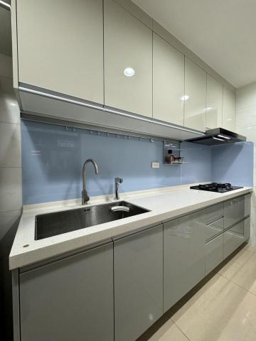 陳富銚 - 冷色調廚房，上面配點奶茶色加上下櫃的帶灰加上藍色玻璃&hellip;太好看了