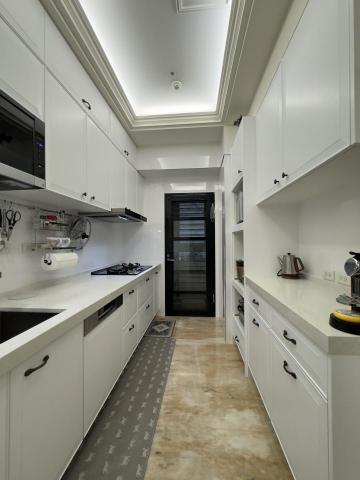 陳富銚 - 白色鄉村風廚房，配上復古式把手，太有味道了&hellip;