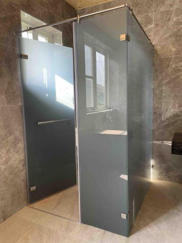 我的家淋浴拉門 - 膠合玻璃,正面灰玻璃背面透明玻璃 我的家淋浴拉門 - 膠合玻璃,正面灰玻璃背面透明玻璃