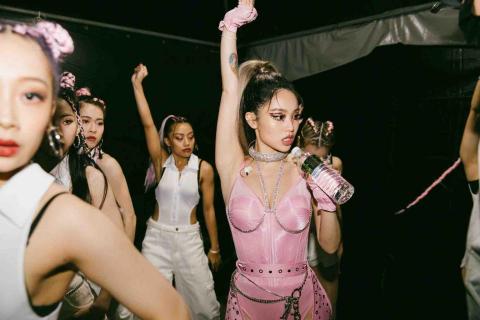 蔡佩璿 - 陳芳語舞者