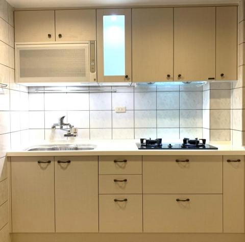 陳富銚 - 整體白色布紋廚房，真的太有質感了