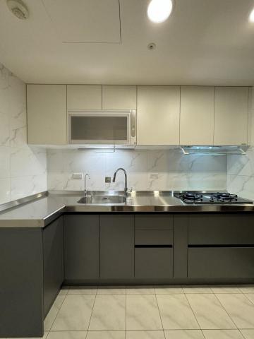 陳富銚 - 混搭風廚房（上白下灰）