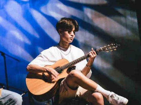 提供吉他換弦台中服務的專家凱凱