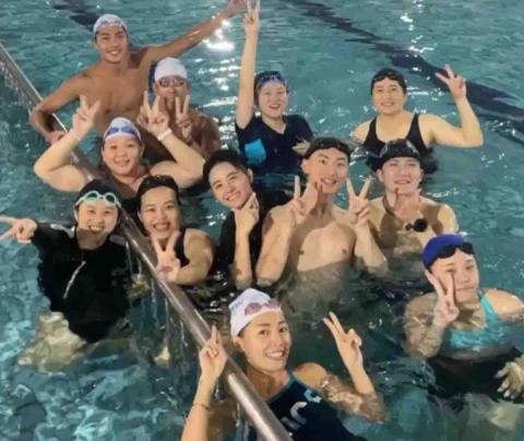 英其游泳教學團隊easyswim7 - 成人團體班與四位教練合照