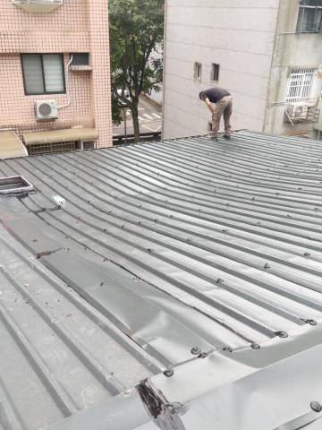 弘奇工程行 - 文山區屋頂白鐵烤漆板覆蓋