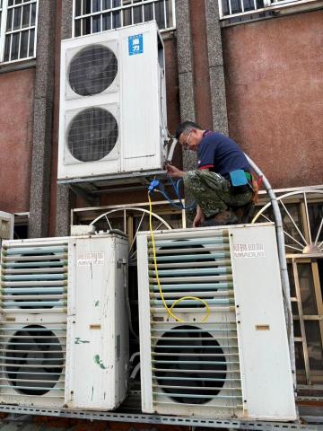 利捷空調水電 - 室外機拆機冷煤泵集