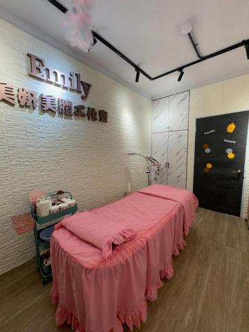 黃莉樺 - Emily美妍美體工作室位於新北市新莊區巷子內工作室裝潢全都是自己買材料*自己親手打造出來室內裝潢
這也是第一次有了小小的成就感*雖然美容工作室房間不大間*也比不上外面豪華氣派的裝潢*但是麻雀雖小
卻五臟俱全*顧客您只要來到美妍美體工作室就會讓您有一種放鬆*舒壓*溫馨*舒適*的感覺*就像回到自己的家一樣放鬆*顧客您只需要放鬆心情*好好享受美療師專業的美妍保養跟舒壓按摩spa手法可以囉!!!
