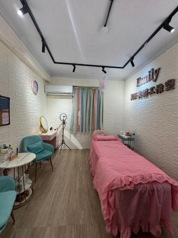 黃莉樺 - Emily美妍美體工作室位於新北市新莊區巷子內工作室裝潢全都是自己買材料*自己親手打造出來室內裝潢
這也是第一次有了小小的成就感*雖然美容工作室房間不大間*也比不上外面豪華氣派的裝潢*但是麻雀雖小
卻五臟俱全*顧客您只要來到美妍美體工作室就會讓您有一種放鬆*舒壓*溫馨*舒適*的感覺*就像回到自己的家一樣放鬆*顧客您只需要放鬆心情*好好享受美療師專業的美妍保養跟舒壓按摩spa手法可以囉!!!