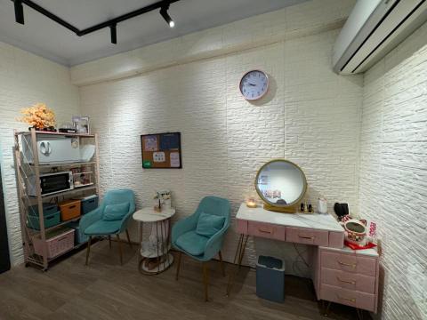 黃莉樺 - Emily美妍美體工作室位於新北市新莊區巷子內工作室裝潢全都是自己買材料*自己親手打造出來室內裝潢
這也是第一次有了小小的成就感*雖然美容工作室房間不大間*也比不上外面豪華氣派的裝潢*但是麻雀雖小
卻五臟俱全*顧客您只要來到美妍美體工作室就會讓您有一種放鬆*舒壓*溫馨*舒適*的感覺*就像回到自己的家一樣放鬆*顧客您只需要放鬆心情*好好享受美療師專業的美妍保養跟舒壓按摩spa手法可以囉!!!