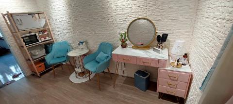 黃莉樺 - Emily美妍美體工作室位於新北市新莊區巷子內工作室裝潢全都是自己買材料*自己親手打造出來室內裝潢
這也是第一次有了小小的成就感*雖然美容工作室房間不大間*也比不上外面豪華氣派的裝潢*但是麻雀雖小
卻五臟俱全*顧客您只要來到美妍美體工作室就會讓您有一種放鬆*舒壓*溫馨*舒適*的感覺*就像回到自己的家一樣放鬆*顧客您只需要放鬆心情*好好享受美療師專業的美妍保養跟舒壓按摩spa手法可以囉!!!