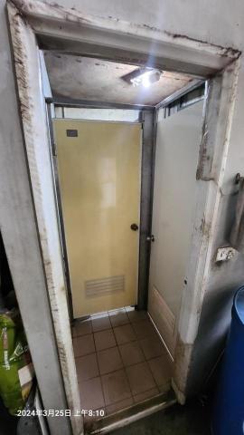 居家修繕/不鏽鋼、鐵件維修加固-魏師傅 - 工廠廁所不鏽鋼隔間1(舊門片) 居家修繕/不鏽鋼、鐵件維修加固-魏師傅 - 工廠廁所不鏽鋼隔間1(舊門片)