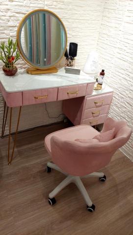 黃莉樺 - *Emily美妍美體工作室*還有粉紅少女心*非常可愛

化妝台*讓親愛的顧客*享受完美妍保養跟舒壓放鬆

按摩後*還可以美美的整理梳理自己唷!!!



   

