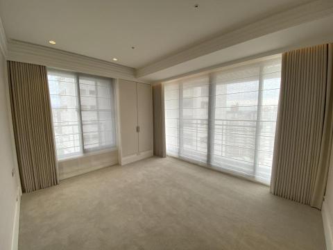 家豊窗簾傢飾館 - 羅馬紗簾（穿棒紗）
光線濾光，完整外景綠意