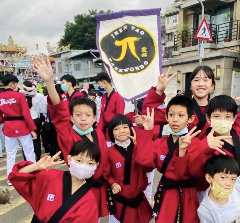 北投震縚跆拳道關渡館 - 參加表演活動不僅能夠豐富個人的技能，還能提升自信心