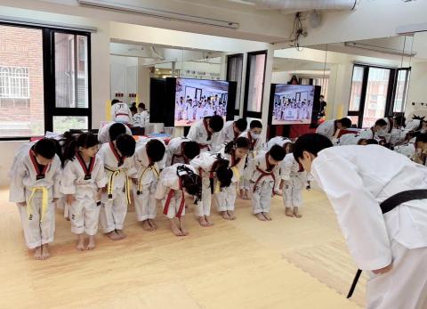 北投震縚跆拳道關渡館 - 在運動中不僅可以學習禮貌、規矩、正確的態度，而且可以將這些學到的品質應用到日常生活中，受益良多。