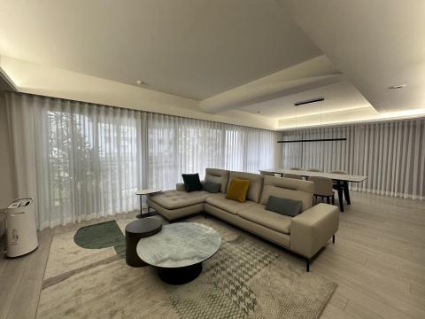 家豊窗簾傢飾館 - 客廳電動窗簾/電動捲簾
窗簾面積寬闊，使用電動窗簾，可讓您節時省力，享受空間的通透寬敞