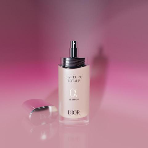 Paull Pau - 參考Dior品牌的一個化妝品製作的3D模型以及渲染