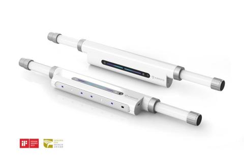 名揚設計開發工作室 - 一款智慧識別控制、無線使用的衣櫃殺菌燈。伸縮結構能穩定撐住多種尺寸衣櫃；白色整體搭配漸變燈光黑面板，造型曲線朝重力方向延伸，安裝時讓燈及感應器能準確朝向衣物。結合智慧偵測衣物量、控制燈光殺菌的廣角紫外燈珠模組，充電可待機2個月以上，高效節能。單次殺菌15分鐘，有效破壞細菌、微生物DNA結構，殺死包含冠狀病毒在內等的病毒及細菌，亦消除異味，為衣物帶來如太陽曬過的清新感覺。