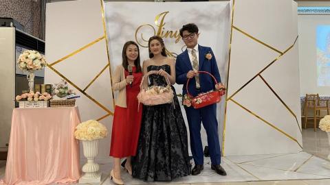 婚禮/活動主持人Wenny - 鹿港金悅新娘會館午宴

準備很多小禮物的新人
原來是很多小朋友參加
特別準備的小禮物
⁡
沒問題呀
⁡
有坐兒童椅的先發一波
玩遊戲答對再發一波
歡樂氣氛滿滿滿?
⁡
最後我也拿到一堆小禮物
因為新人也是卡娜赫拉粉
開心?
⁡