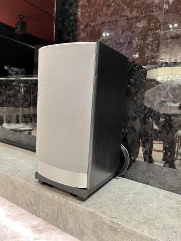 泰鉅工程 - 地點 : 影視廳
問題 : 喇叭低頻震動過大，影響使用者體驗。
方案 : 音響設備MF防振隔音基座