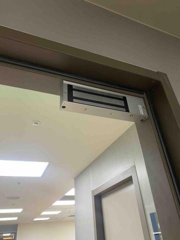 禾益弱電工作室 - 機房加裝磁力鎖