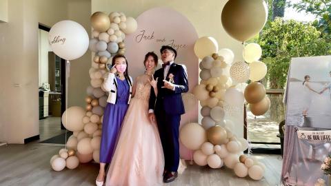 婚禮/活動主持人Wenny - 埔里牛耳藝術渡假村午宴

在風景優美的渡假村
陽光普照☀️風和日麗
完成人生大事
⁡
宴客廳舞台不大
沒關係 閨蜜在台下抽捧花
增加賓客互動感
⁡
二進敲杯進場
歡笑聲與祝福聲不斷
氣氛溫馨又開心
⁡
喜歡新人彼此間的互動
幾個陽光灑落的瞬間
空氣像是灑糖般
充滿甜甜的氣味
⁡
收工之後跑去喝喝茶
順道放鬆一下心情?
