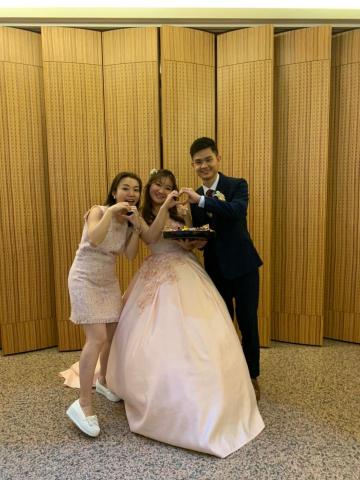 婚禮/活動主持人Wenny - 台中太平崇正寶宮晚宴

抽捧花有很多方式
可以不只是拉線
可以依照編號抽紙袋
可以讓姐妹猜猜看
可以讓大家笑得很開心
⁡
猜歌名有很多方式
可以新郎帶頭唱一段
可以跟賓客一起同歡
⁡
你們笑的開心?
大家玩得開心?