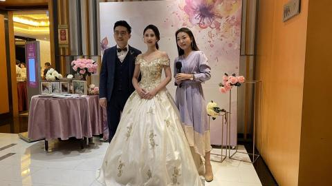 婚禮/活動主持人Wenny - 台中裕元花園酒店午宴

想要指定進場音樂~OK
想要優雅美美二進~OK
⁡
想要男生一起抽捧花~OK
想要老少皆宜的遊戲~OK
⁡
盡可能做到最好
讓您們充滿笑容?
⁡