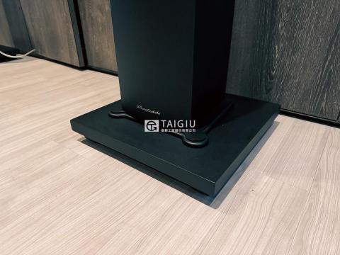 泰鉅工程 - 地點 : 影視廳
問題 : 喇叭低頻震動過大，影響使用者體驗。
方案 : 音響設備MF防振隔音基座